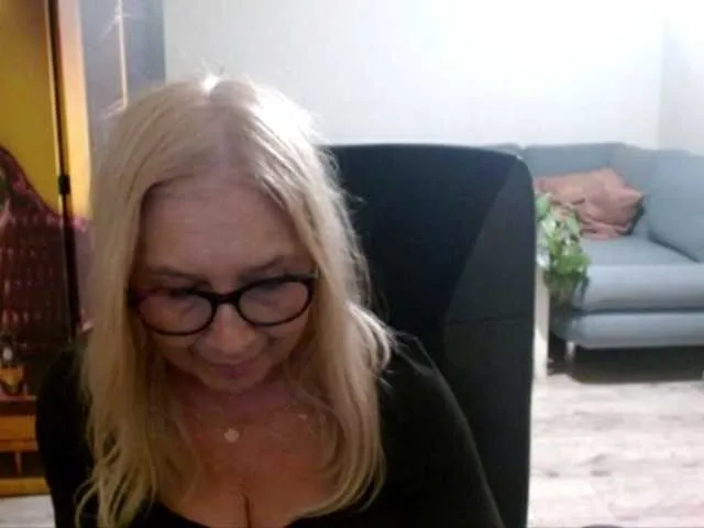 BlondeSofia's avatar