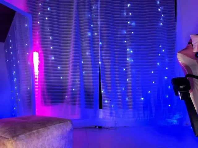 Offline LinsyAdams on BongaCams