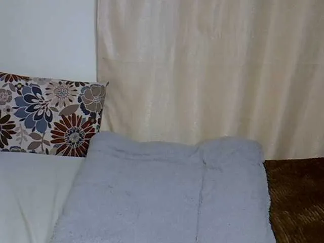 Freechat PetiteCaramel on BongaCams