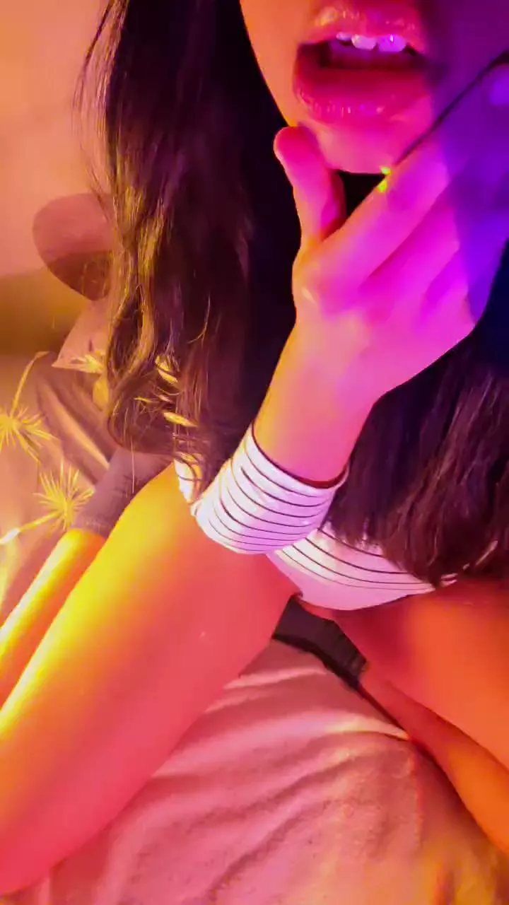 Offline Aloneathome22 on Cam4