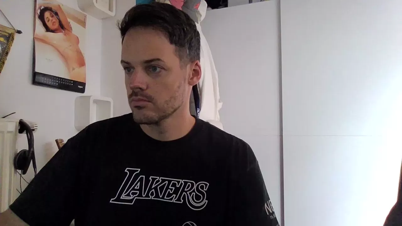 Offline bigcockjohnxxx on Cam4