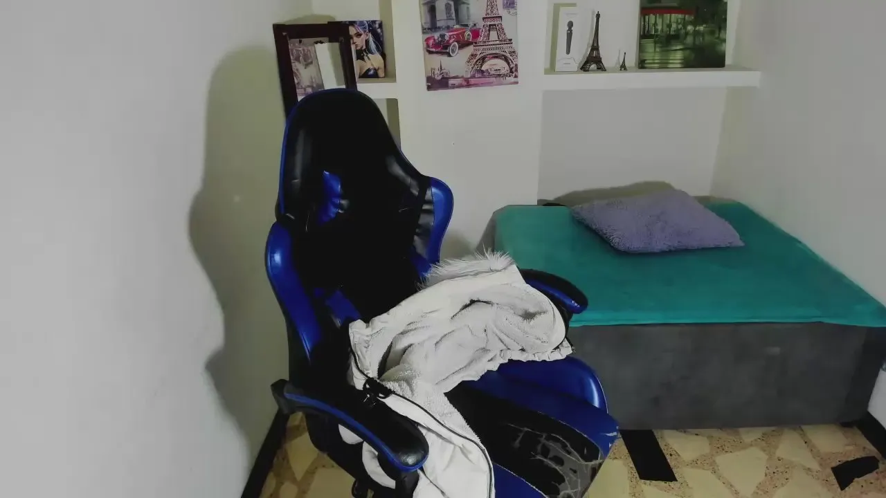 Offline Charis_21 on Cam4