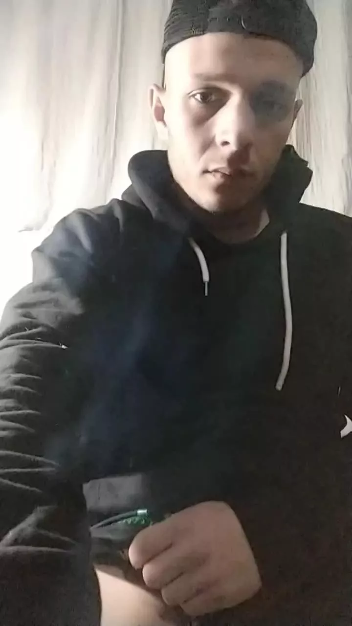 Offline Emaa21c on Cam4