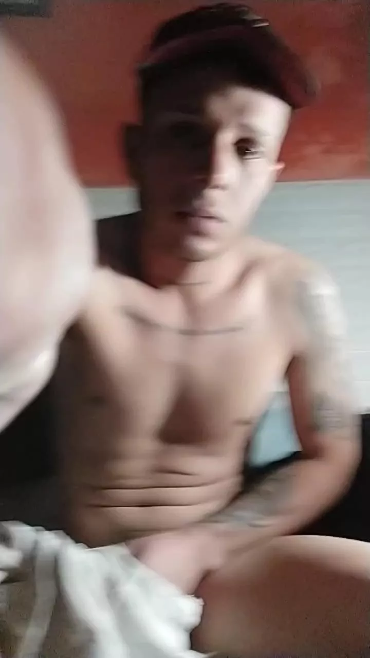 Offline Emaa21c on Cam4