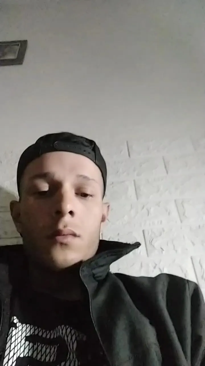 Offline Emaa21c on Cam4