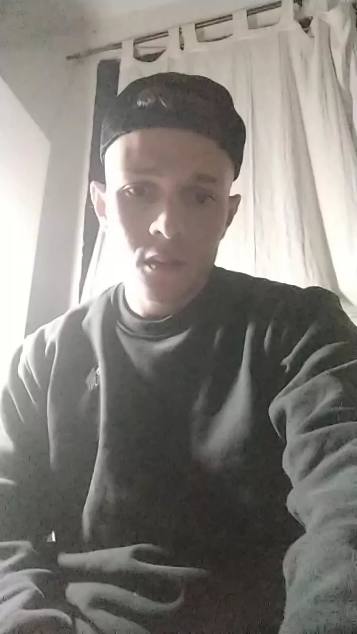 Offline Emaa21c on Cam4