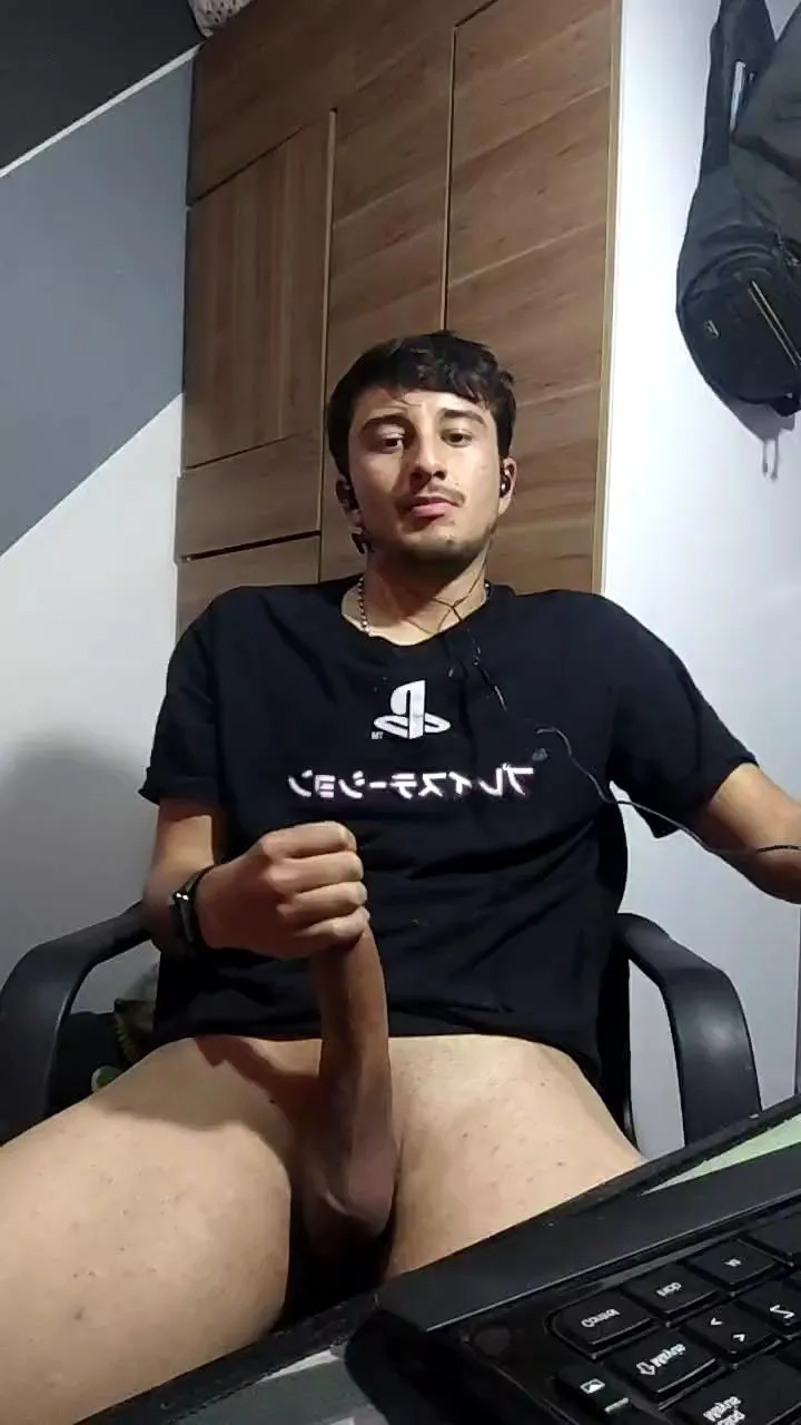 Offline Esteban19PG on Cam4