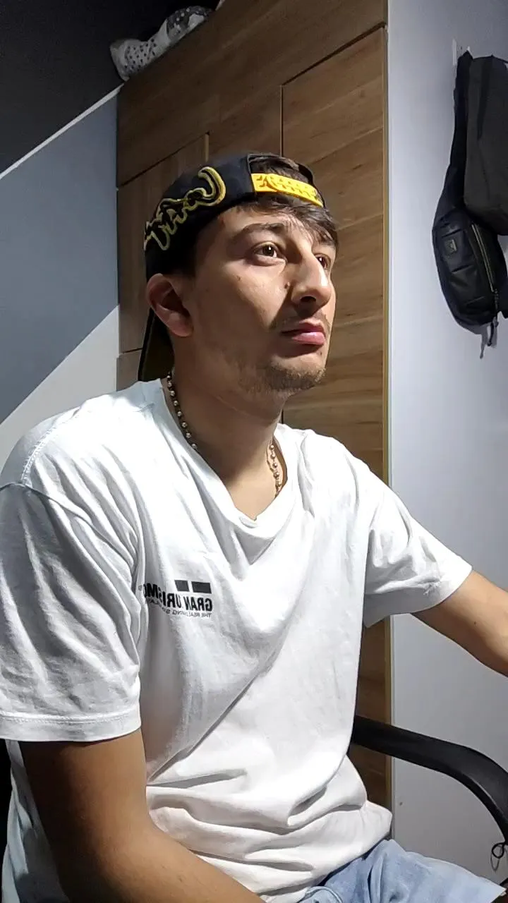 Offline Esteban19PG on Cam4