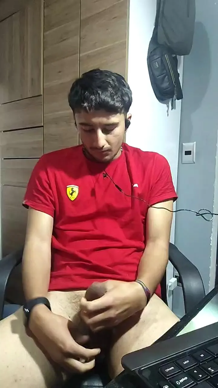 Offline Esteban19PG on Cam4