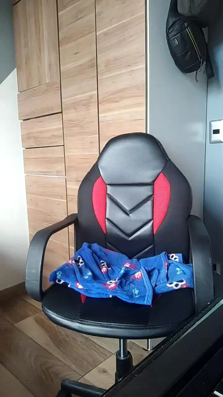 Offline Esteban19PG on Cam4