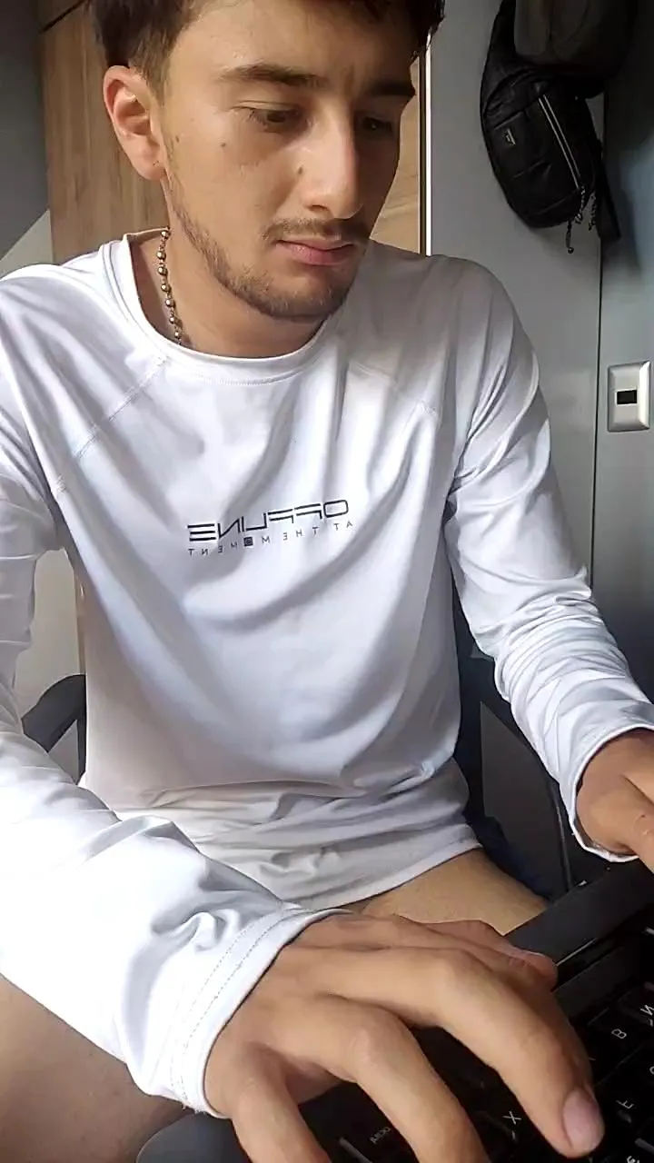 Offline Esteban19PG on Cam4