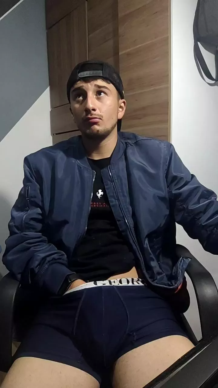 Offline Esteban19PG on Cam4