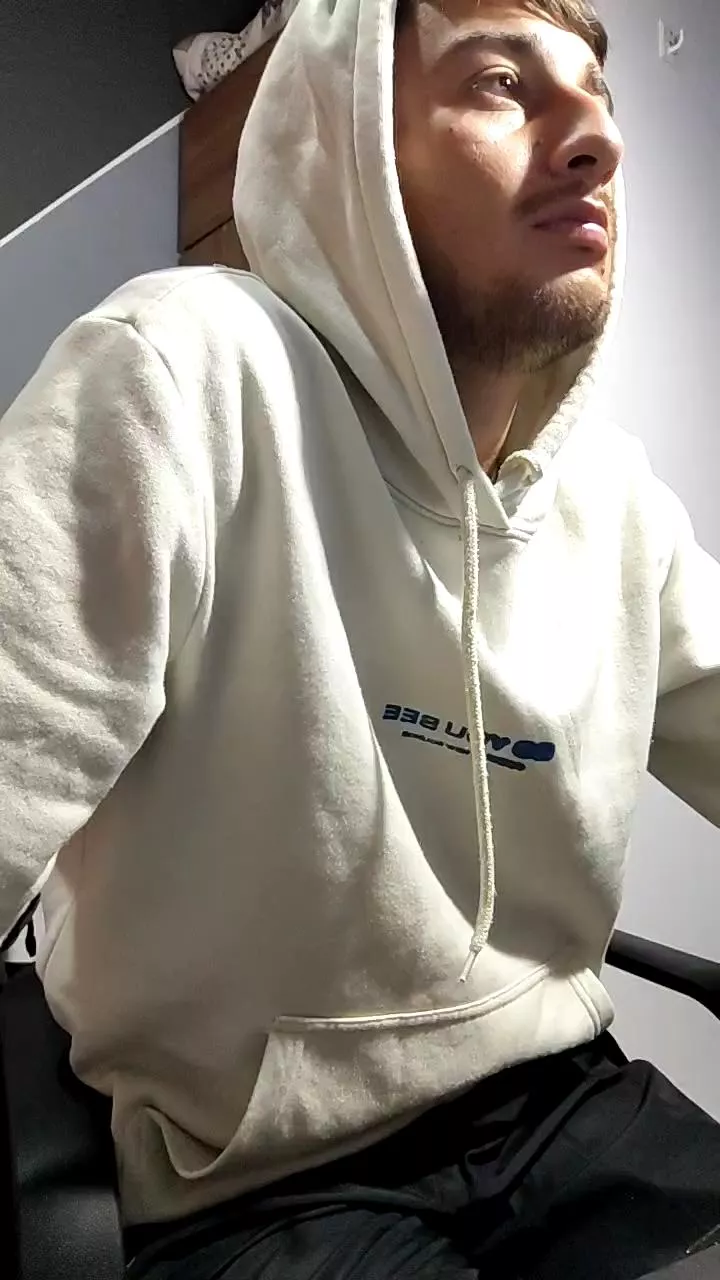 Offline Esteban19PG on Cam4