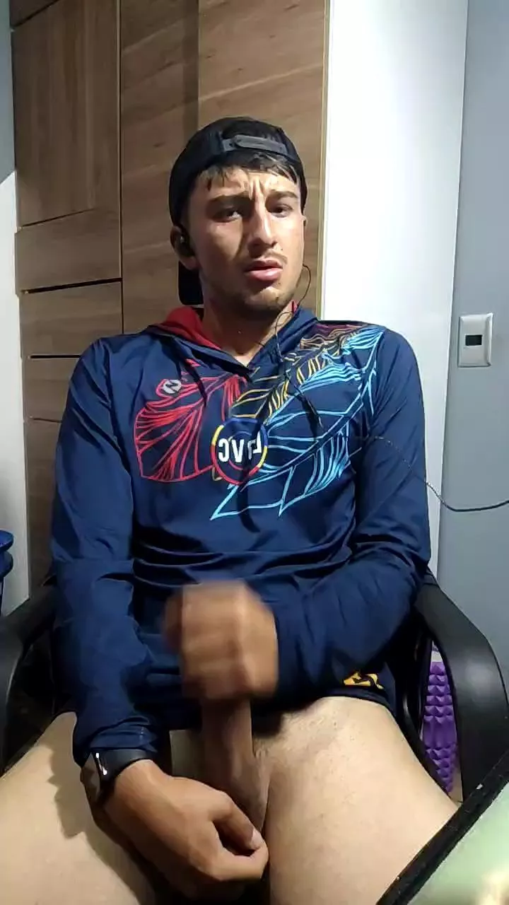 Offline Esteban19PG on Cam4