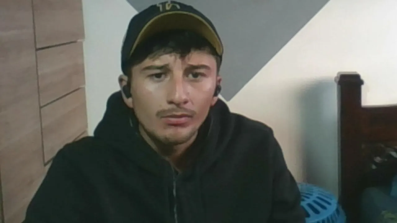 Offline Esteban19PG on Cam4