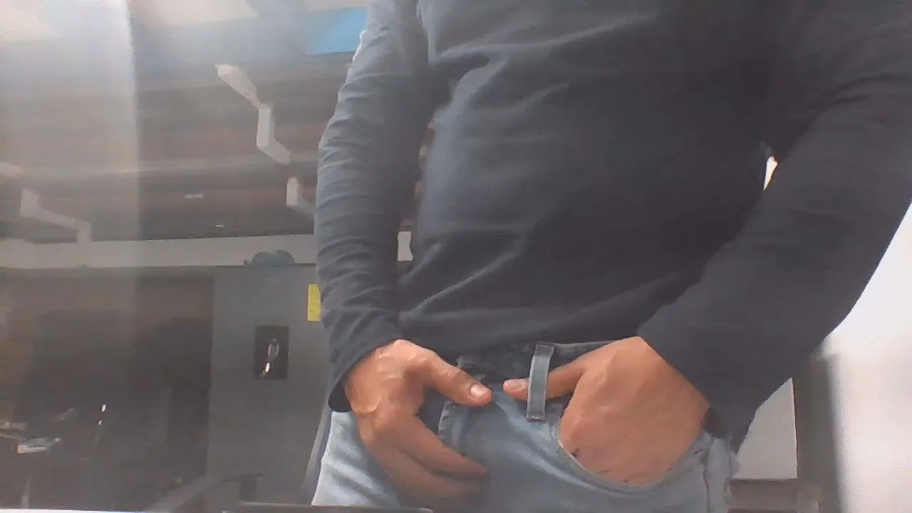 Offline estudiourbannn on Cam4