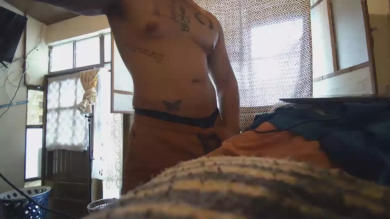 Offline estudiourbannn on Cam4