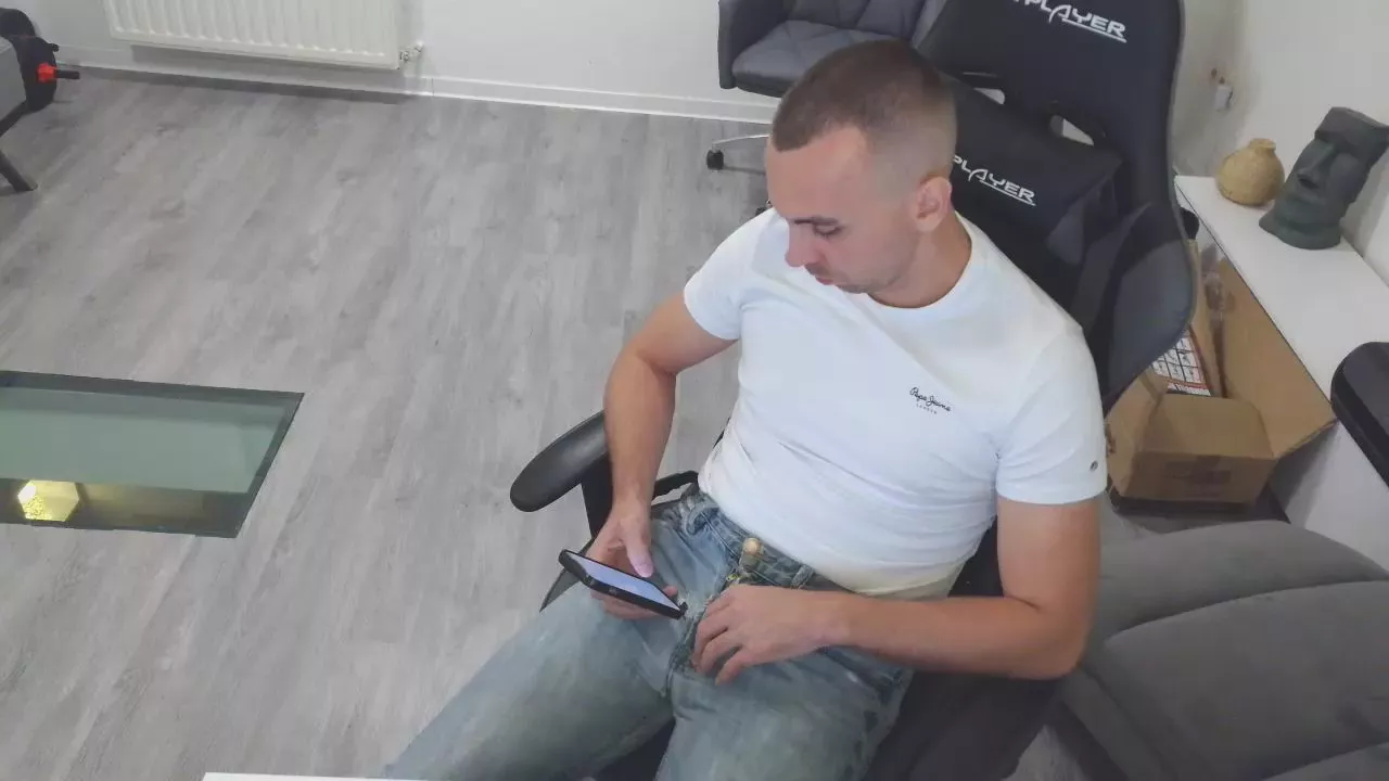 Offline Jeansjunge96 on Cam4