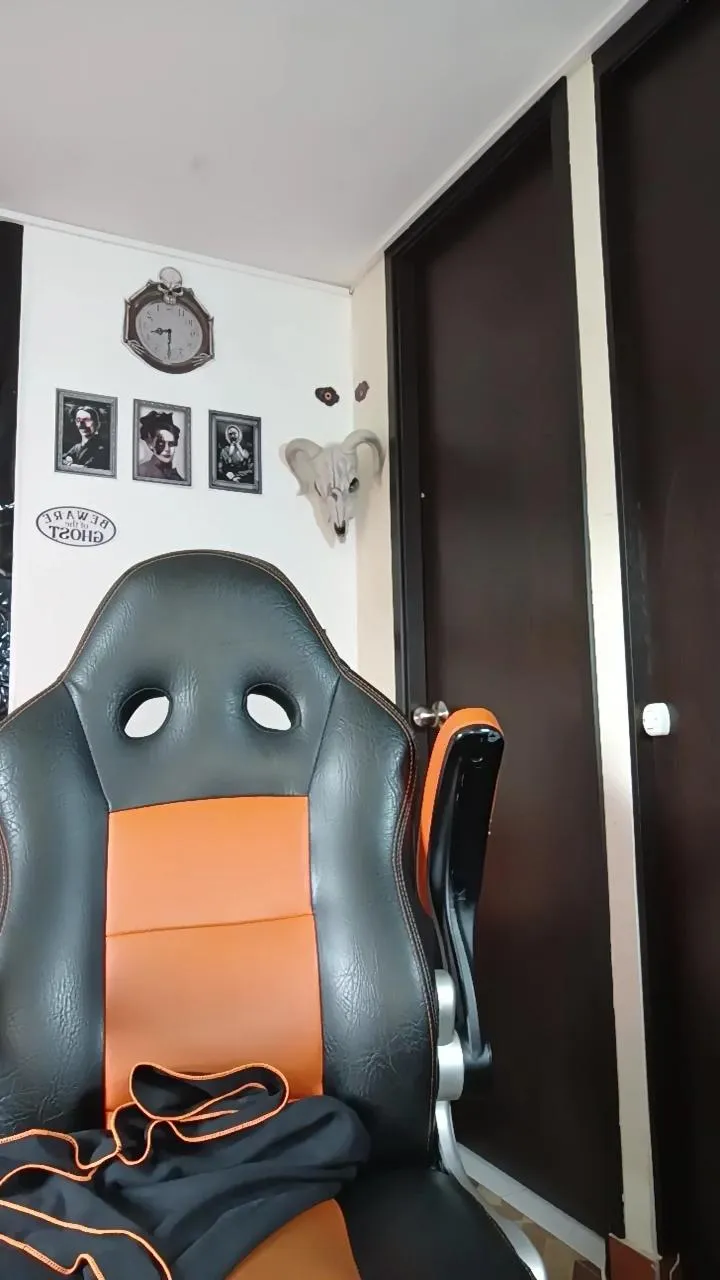 Offline Kitty_goddess on Cam4