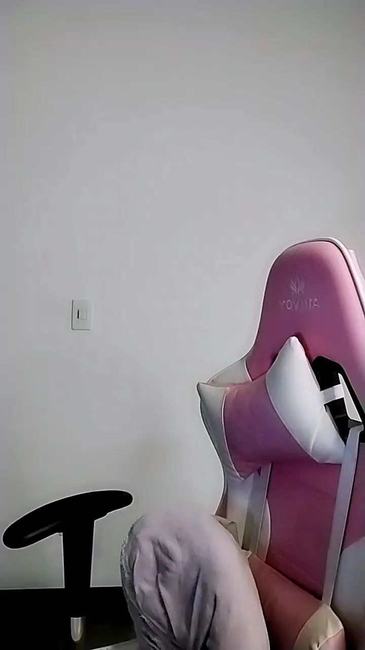 Freechat Kittyfeet1 on Cam4