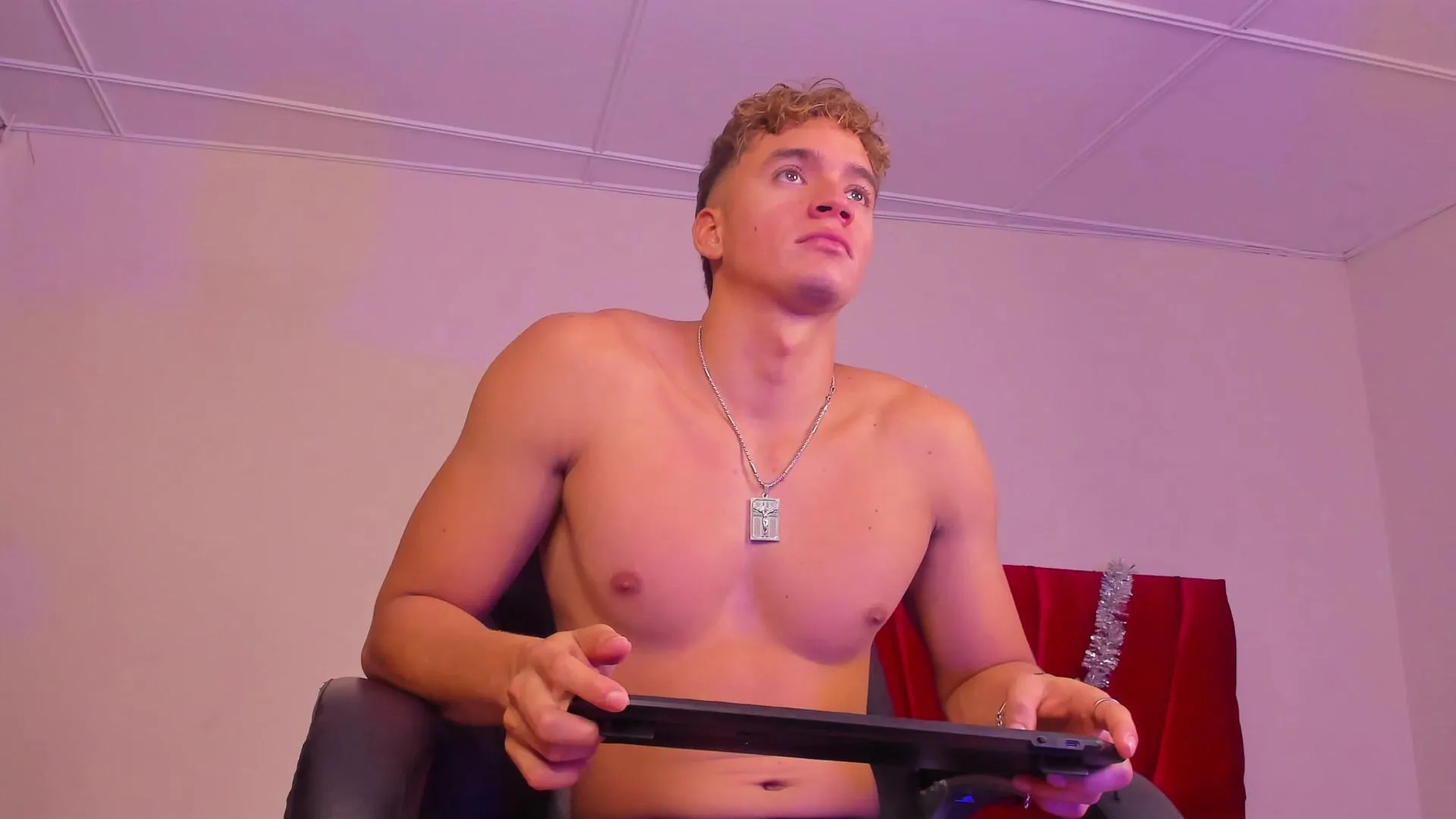 paull_george —  #feet #femdom #analtoys #armpits #schoolgirl #masturbation #C2C