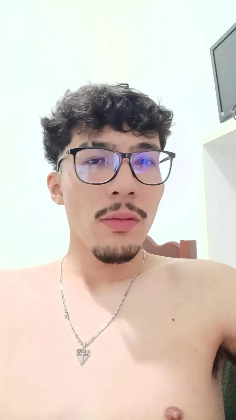 Offline reallucasor on Cam4