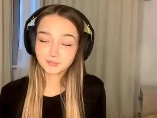 catalinaandersen — show my belly and pinch it [23 tokens remaining]