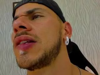 Freechat dylanjacobxx on CamSoda