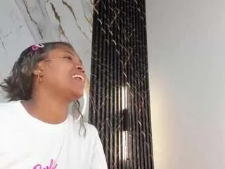 Freechat ebonyyhot on CamSoda