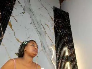 Freechat ebonyyhot on CamSoda