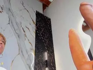 Freechat ebonyyhot on CamSoda