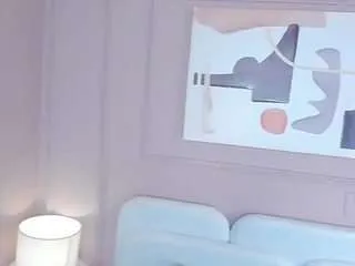 Freechat hottieminee on CamSoda