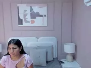 Freechat hottieminee on CamSoda