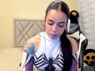 Offline salomebrunette on CamSoda