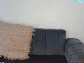 Freechat yungmiss on CamSoda