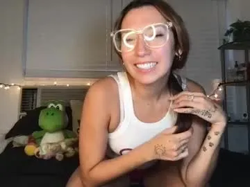 Freechat ursweetestlilly on Chaturbate