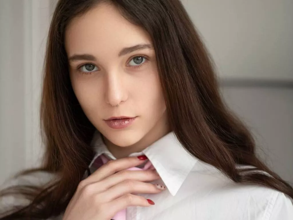 LiveJasmin LunaLime is Freechat LunaLime — I love composing sincere poetry, meditating, writing in my diary, listening to classical music, watching sunrises and sunsets, developing myself both internally and externally, and living my life deeply and sensually.