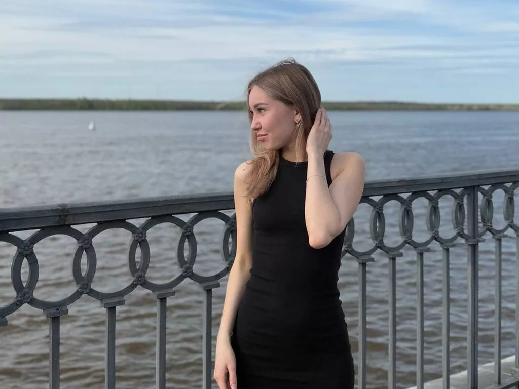 LiveJasmin VictoriaAsh is Freechat VictoriaAsh — Warm sunny weather, spend time with friends, walk until dawn, swim, sleep as much as you like