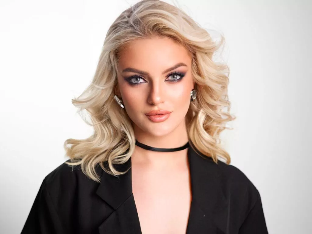 LiveJasmin ViviennePower is Freechat ViviennePower — I love fun, lively communication and sincere conversations until the morning. TV series, anime, new looks with makeup, stylish looks, aromatic coffee in new cozy cafes - this is my element. And also - traveling! Discovering new cities, streets,...