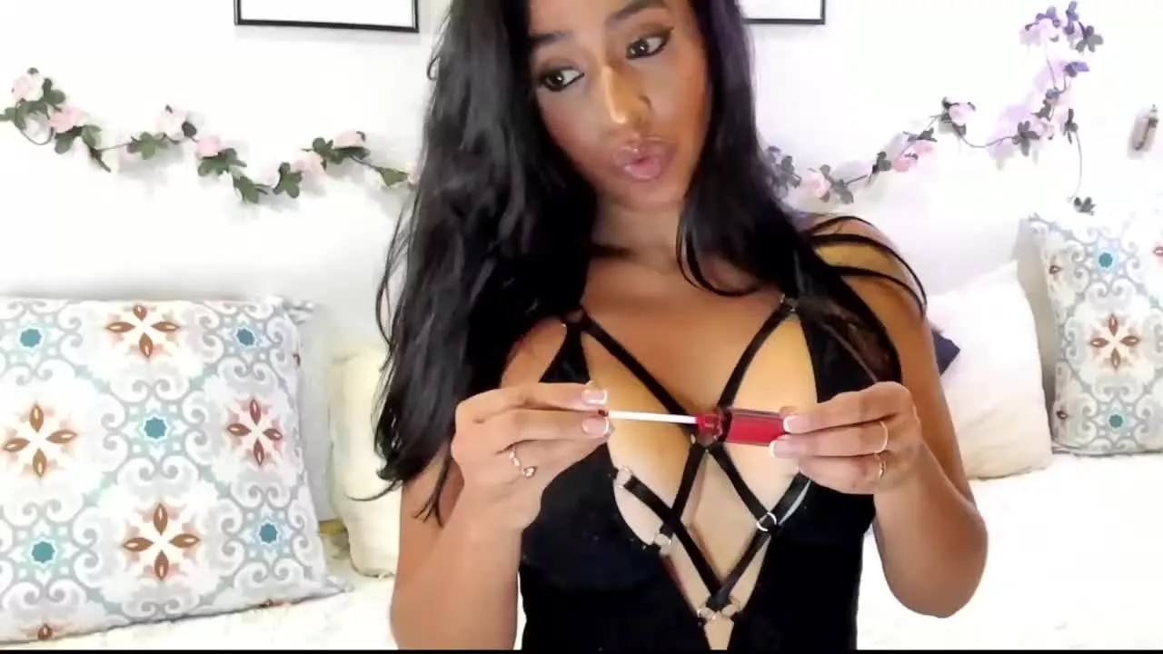 Offline Sophia_Bombshell on Streamray