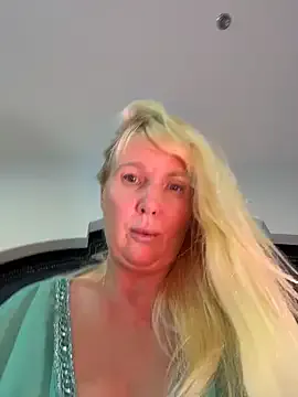 EmmaInLove23 on StripChat 