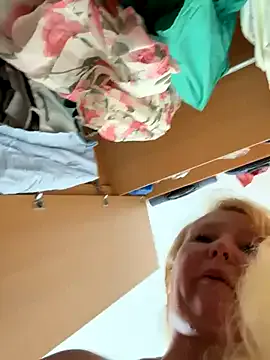 EmmaInLove23 on StripChat 