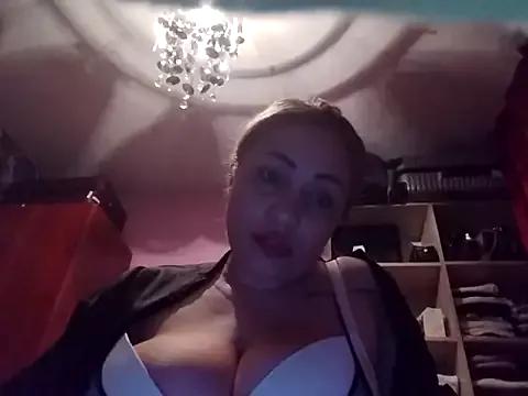 Lunabmw from StripChat is Freechat