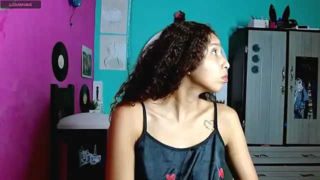 Freechat sensitive_brunette on StripChat