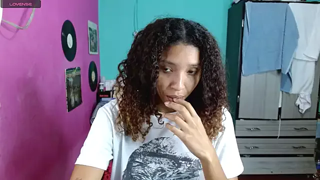 Freechat sensitive_brunette on StripChat