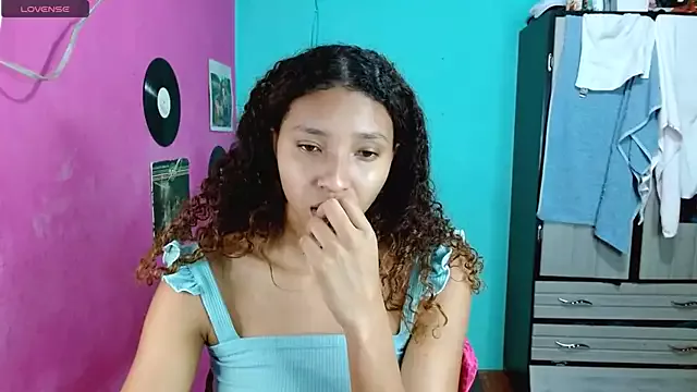 Freechat sensitive_brunette on StripChat