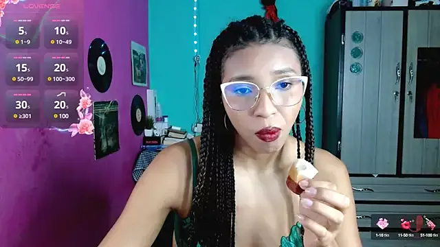 Freechat sensitive_brunette on StripChat