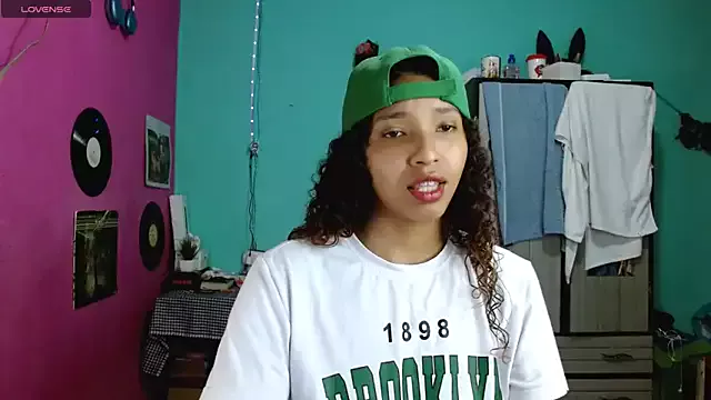 Freechat sensitive_brunette on StripChat