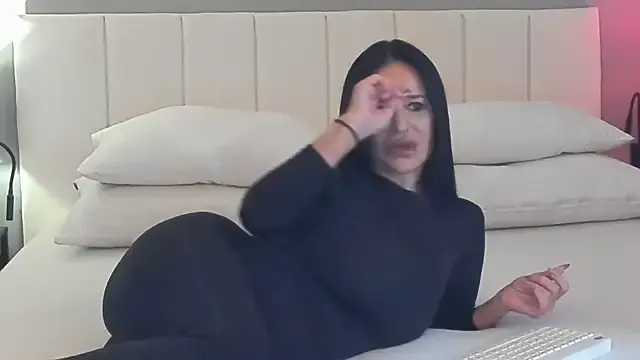 Freechat simonacavali on StripChat