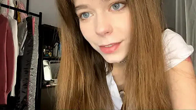 Freechat YourLittleElfie on StripChat